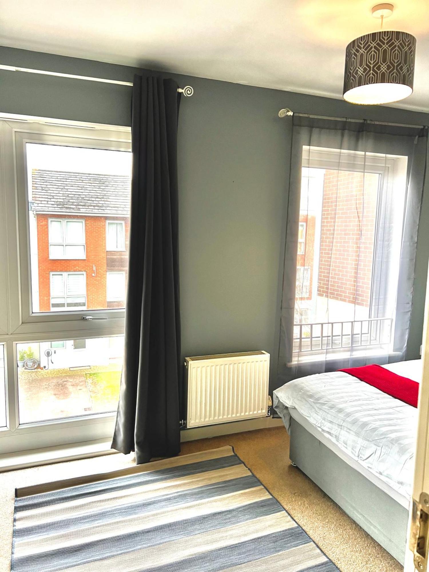 Dartford Kent Luxe Home -2 Mins From Dartford Crossing - Close To Town Centre & Station - 5 Bedroom Holiday Home - Fun Games & Free Parking-Sleeps 1 To 12 外观 照片