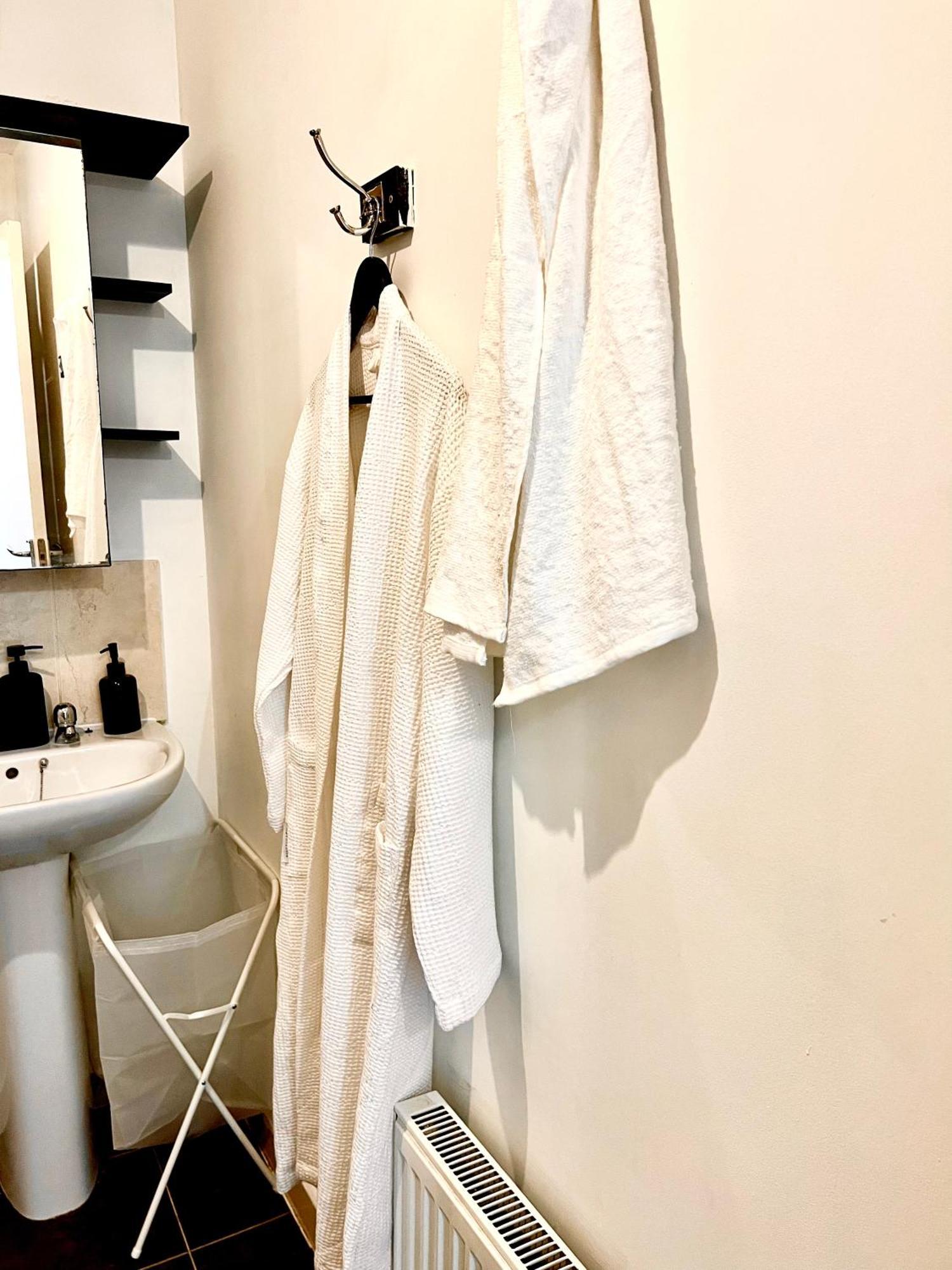 Dartford Kent Luxe Home -2 Mins From Dartford Crossing - Close To Town Centre & Station - 5 Bedroom Holiday Home - Fun Games & Free Parking-Sleeps 1 To 12 外观 照片