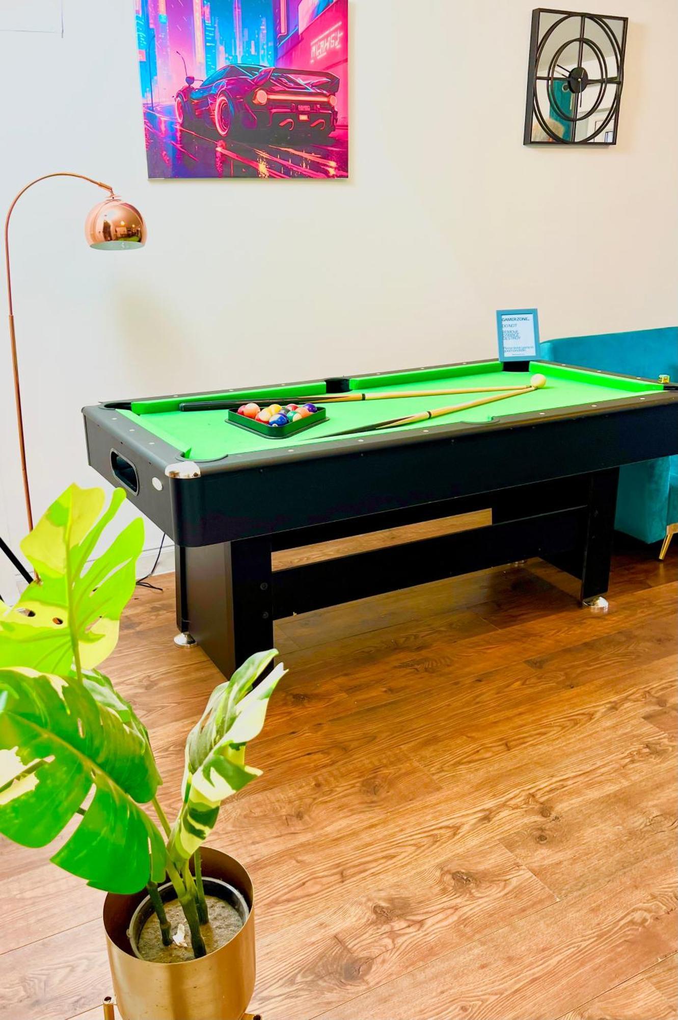 Dartford Kent Luxe Home -2 Mins From Dartford Crossing - Close To Town Centre & Station - 5 Bedroom Holiday Home - Fun Games & Free Parking-Sleeps 1 To 12 外观 照片