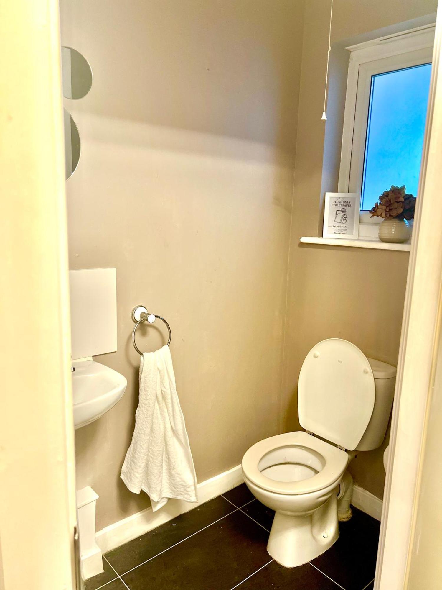 Dartford Kent Luxe Home -2 Mins From Dartford Crossing - Close To Town Centre & Station - 5 Bedroom Holiday Home - Fun Games & Free Parking-Sleeps 1 To 12 外观 照片